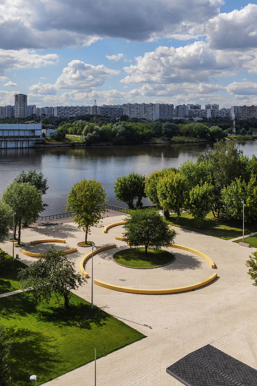 PARK ON THE BANKS OF THE MOSKVA RIVER IN KAPOTNYA